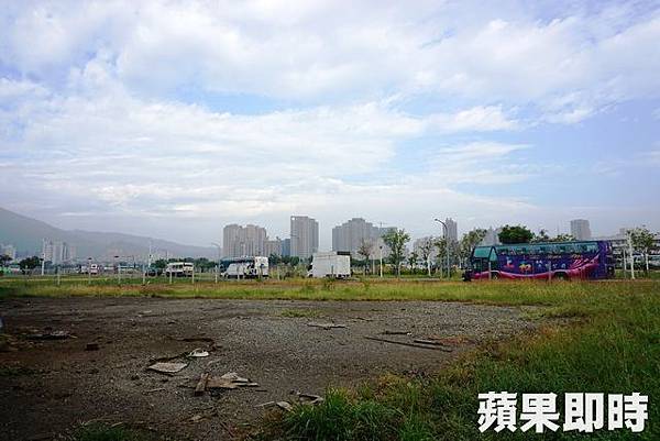 105.12.22高市地政局今日舉辦土地標售,中都重劃區榕樹公園首排461坪住4土地(紅框處),泰郡建設負責人郭泰吟以每坪70萬元購得。.jpg 105.12.22高市地政局今日舉辦土地標售,中都重劃區榕樹公園首排461坪住4土地(紅框處),泰郡建設負責人郭泰吟以每坪70萬元購得。.jpg