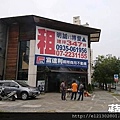 106.3.13高市精華區店面以每月90萬元高價出租，興富發建設未來將打造該店面為中都重劃區首場大樓接待中心，預計2~3個月後進場銷售。.jpg