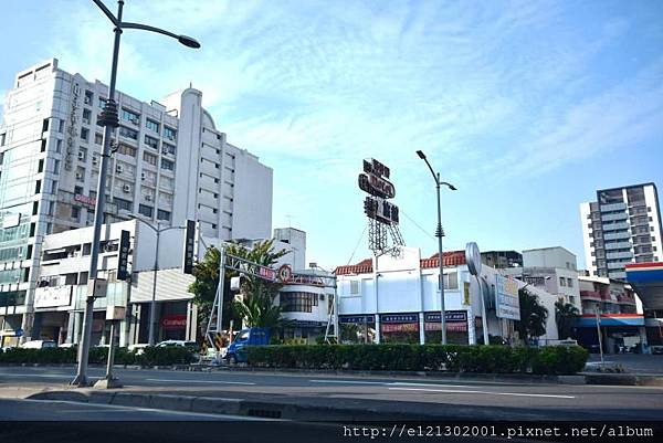 107.2.10上櫃建商鑫龍騰建設8日下午公告,以總價約4.25億元,購進高市苓雅區中正一路旁諾曼蒂汽車旅館370坪商五土地,每坪成交價達115萬元,因隔鄰為中油加油站,成交行情低於市價約2成.jpg 107.2.10上櫃建商鑫龍騰建設8日下午公告,以總價約4.25億元,購進高市苓雅區中正一路旁諾曼蒂汽車旅館370坪商五土地,每坪成交價達115萬元,因隔鄰為中油加油站,成交行情低於市價約2成.jpg