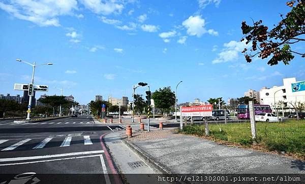 107.3.2高市府地政局將於本月21日,公開標售第一季13標抵費地,其中一筆面對中都溼地公園與美都公園雙綠景第一排優勢,單坪底價僅約83萬元,底價7.88億元,最受外界矚目.jpg 107.3.2高市府地政局將於本月21日,公開標售第一季13標抵費地,其中一筆面對中都溼地公園與美都公園雙綠景第一排優勢,單坪底價僅約83萬元,底價7.88億元,最受外界矚目.jpg