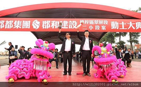 107.3.8都集團去年向高市地政局標得的1960坪楠梓土地,今日動土,準備興建64戶別墅與透天店面,圖右為郡都集團總經理唐承。.jpg 107.3.8都集團去年向高市地政局標得的1960坪楠梓土地,今日動土,準備興建64戶別墅與透天店面,圖右為郡都集團總經理唐承。.jpg
