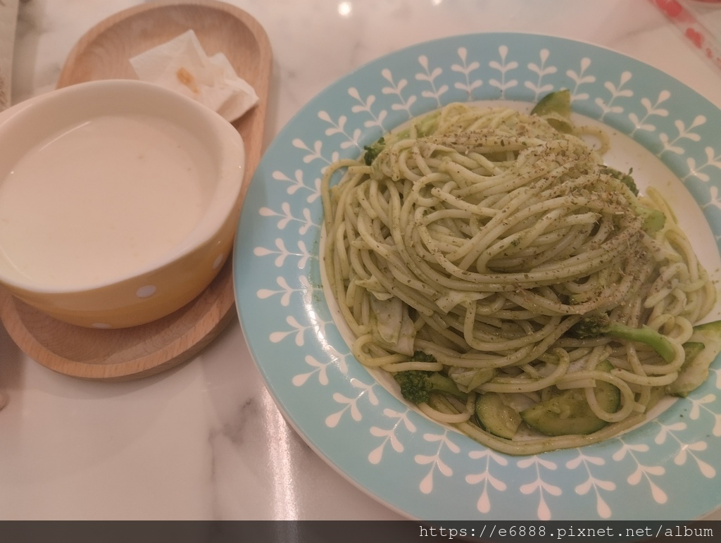 外食。羅勒青醬義大利麵