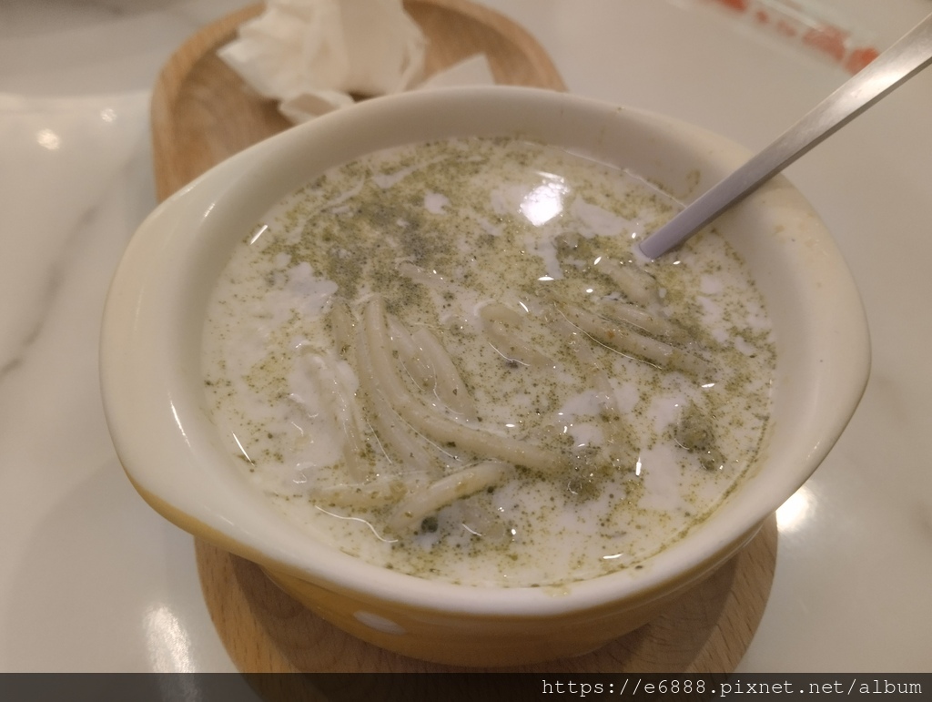 外食。羅勒青醬義大利麵