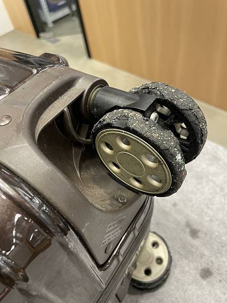 【RIMOWA換輪子與鎖頭】一次體驗兩個天花板 【RIMOWA換輪子與鎖頭】一次體驗兩個天花板