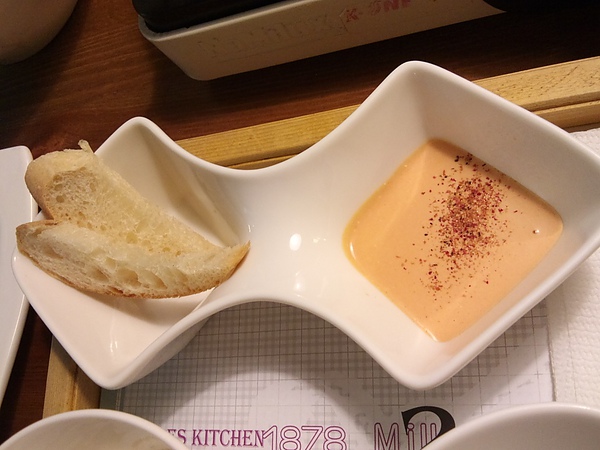 麵包 & 火鍋沾醬(好像是水果口味)