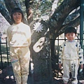 小英與姐小時候2.JPG
