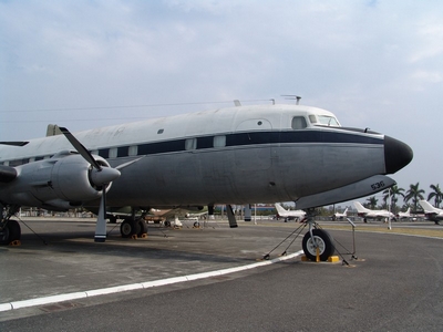 C-118 舉重霸王式運輸機