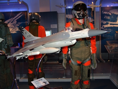 F-16 戰隼式戰鬥機 Fighting Falcon F-16 戰隼式戰鬥機 Fighting Falcon