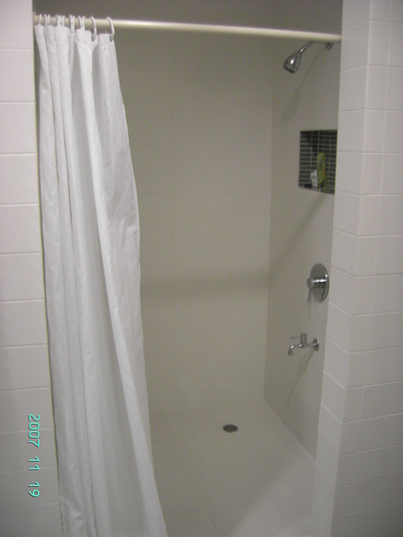 浴室超寬敞的啦 可惜沒浴缸泡澡