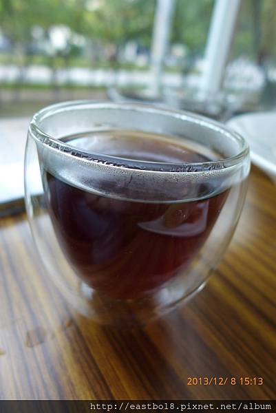 咖啡杯非常引人入勝，第一次使用完全透明的圓弧形咖啡杯，雙層的設計有隔熱的效果，不會燙手，弧線很原以致於需要雙手捧著喝，感受是....暖意上心頭