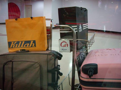 怎麼會有一個粉紅色的行李箱?!