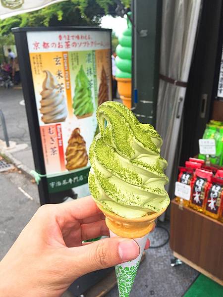 京都必吃甜點清水寺撒抹茶粉的抹茶冰淇淋