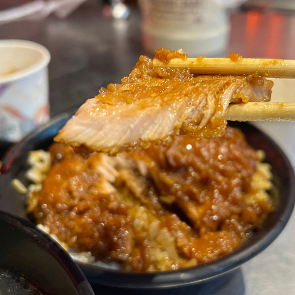 台中必吃爌肉飯《鹿港洪》凡是身著可辨識服裝的 熊貓、Uber