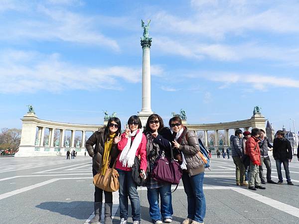 遇到日本學生畢業旅行幫我們四人合照(日本人也太好命了畢旅居然來歐洲!!)