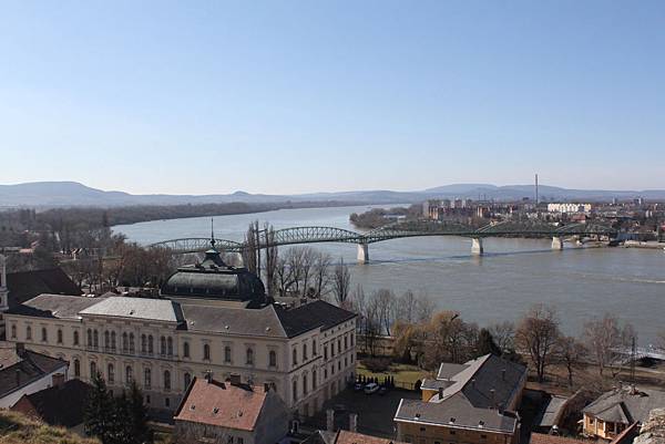 從教堂後方遠眺斯洛伐克~多瑙河真是無所不在阿!!