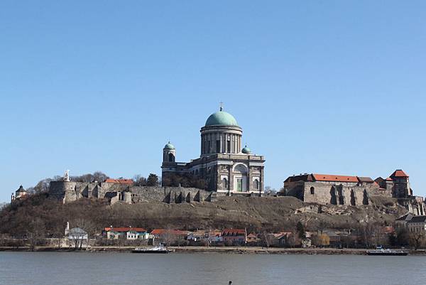 跨過多瑙河從斯洛伐克看史蒂芬大教堂