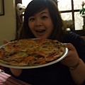 哇~~我的pizza超級大!!!
