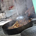 大鍋炒的大盆雞是新疆名產~好下飯