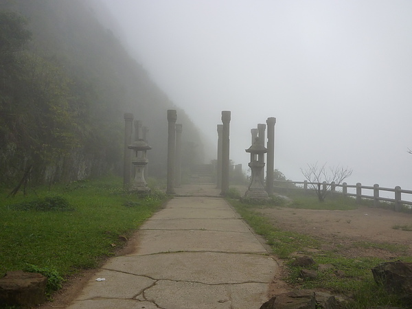 想不到只剩柱子的神社