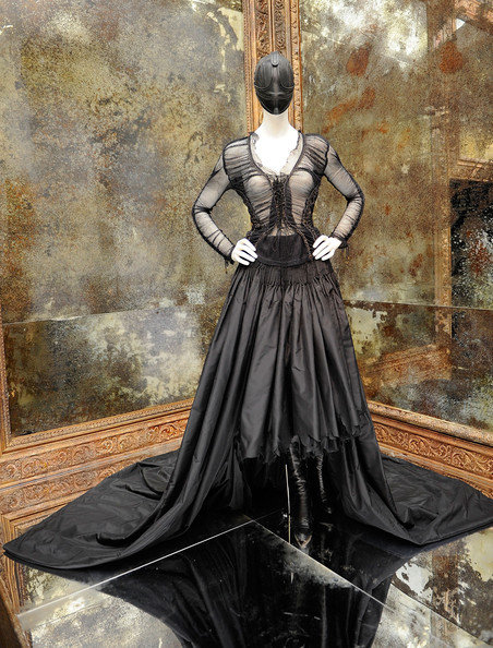 Alexander+McQueen+Savage+Beauty+Costume+Institute+ebhpo1pWgoAl.jpg