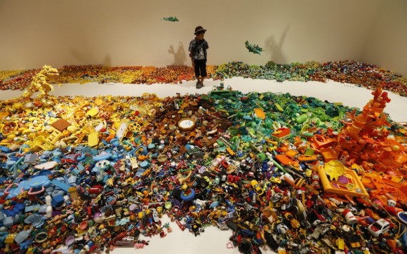 hiroshi-fuji-kaeru-toy-installation-1-580x362