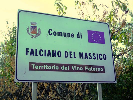 segnale-di-benvenuto-al-comune-di-falciano-del-massico-territorio-del-vino-falerno