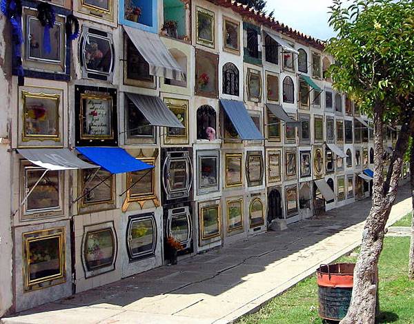 incredible-cemeteries-sucre