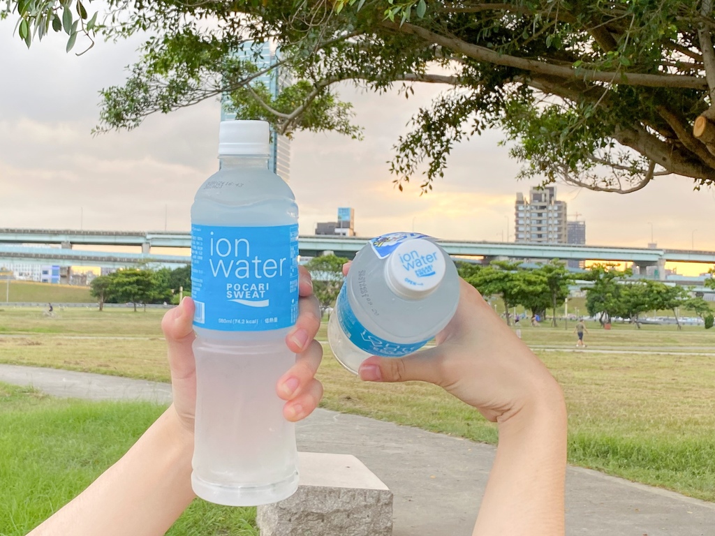 Ion Water 淺藍色寶礦力水得 大量流汗喝水不夠 要剛剛好電解質才能有效的解身體的渴 渣男貓女邊化妝邊旅行 Ion Water 淺藍色寶礦力水得 大量流汗喝水不夠 要剛剛好電解質才能有效的解身體的渴 渣男貓女邊化妝邊旅行