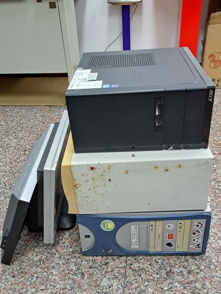 台北230331阿伯是常客都騎機車載物件來店回收三台主機和兩台螢幕.jpg