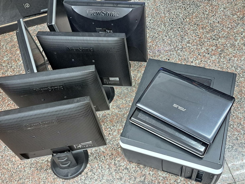 附近公司行號用手推車推來報廢的螢幕、筆電及主機前來回收..jpg