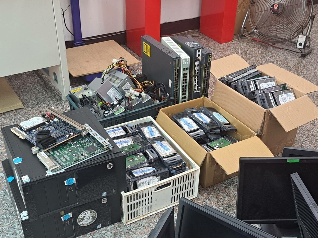 台北230512一家聯網股份公司載將近200個硬碟和主機、power、及一些零組件來回收.jpg