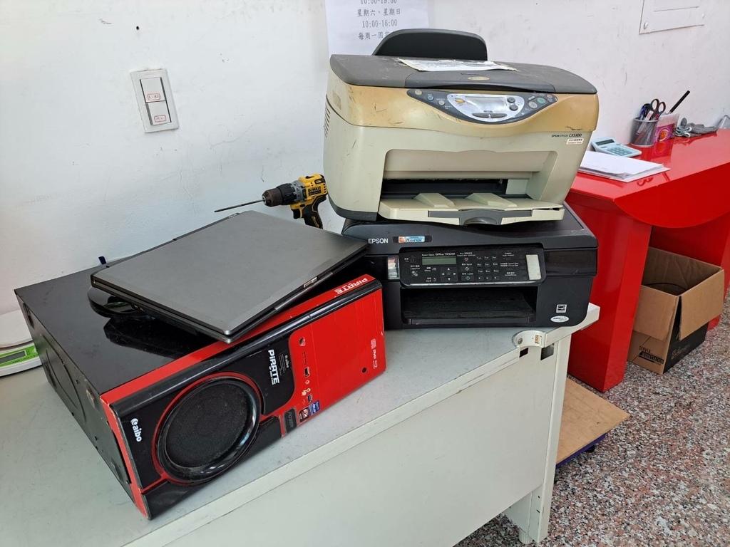 台北230428一位阿伯騎著早期的野狼機車後座鐵架綁了兩台龐大的印表機、筆電和主機載來回收。.jpg