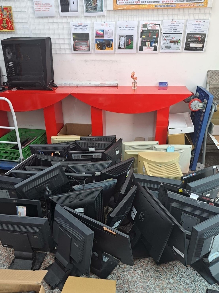 台北230512某公司汰換設備載30幾台螢幕來回收.jpg