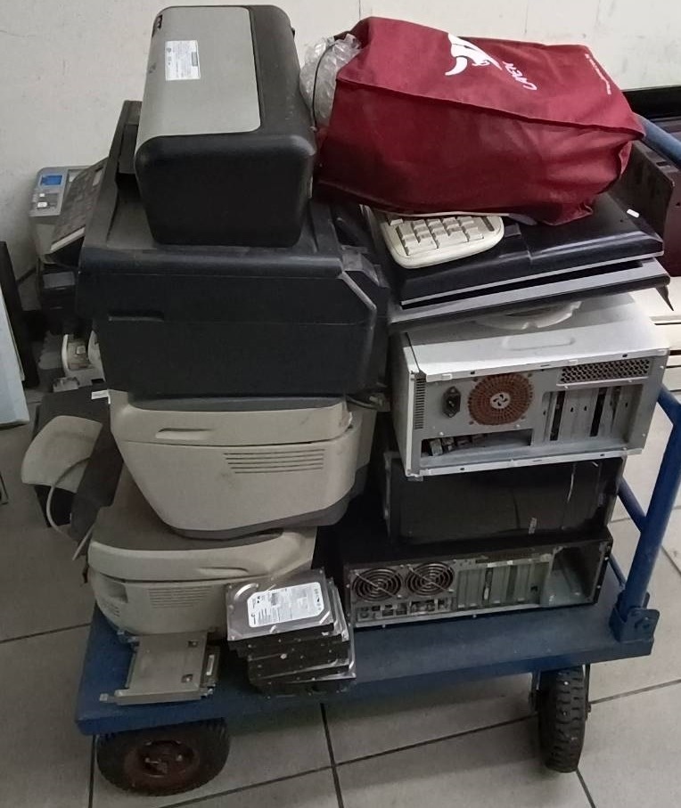中原230712客人載主機 印表機 硬碟來回收.jpg