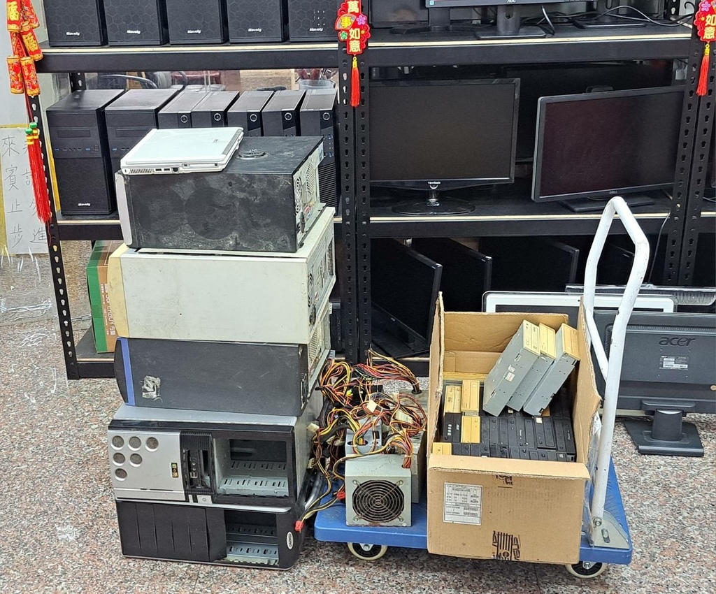 台北230628一位住在榮星花園附近的客人，弟弟是維修電腦的，之前報廢的物件都丟回收，後來客人Google找到我們合江店，還說原來離他們家很近就有回收站，趁下班騎車來回載了三趟，載來5台主機、5個power、26個光碟機、筆電等物件來店回收。.jpg