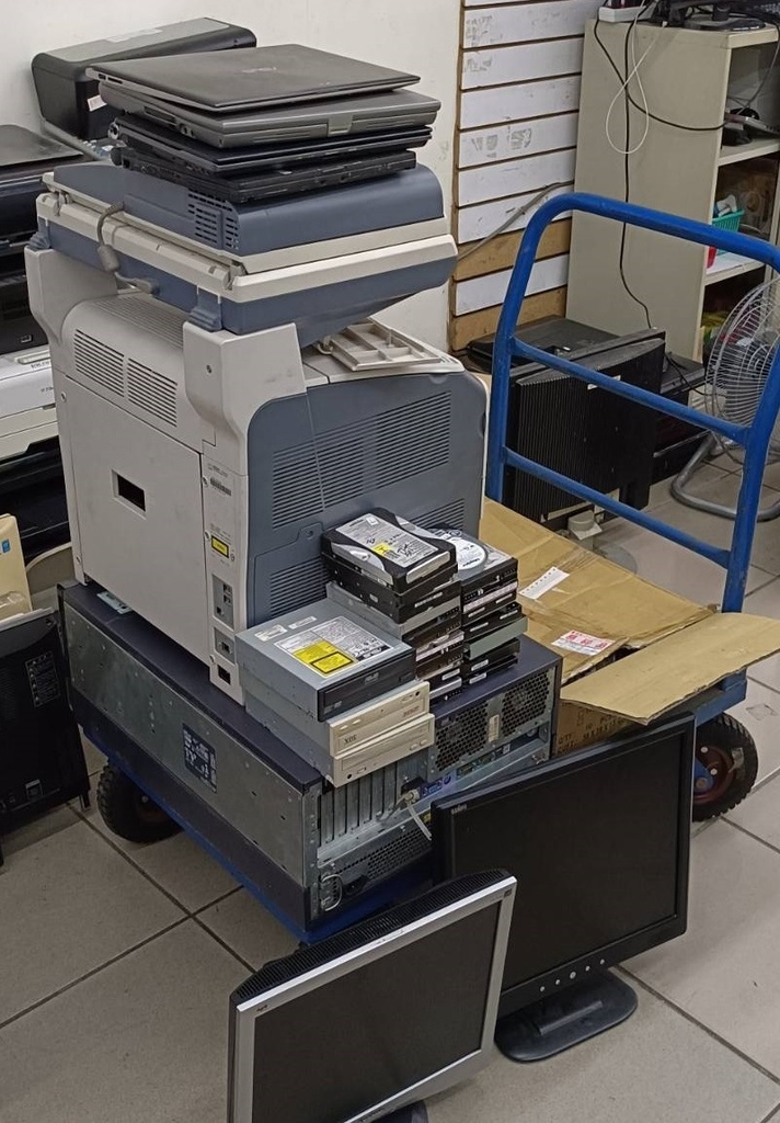 中原230716一位客人載伺服器 螢幕 印表機 筆電 硬碟 光碟機來回收.jpg