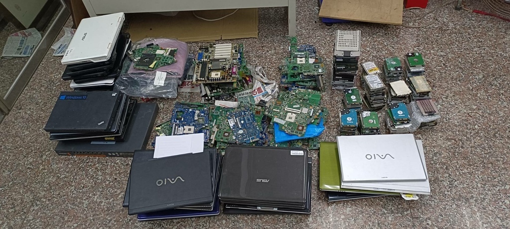 台北230530昨天一個客人開貨車載筆電 硬碟 主機板來回收.jpg