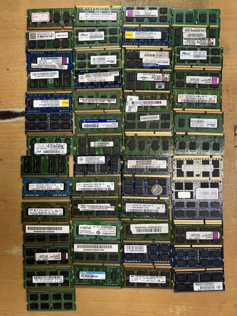 中原230719位於中壢修電腦的林大哥是中壢店多年的老客人今天拿了珍藏多年的寶貝零件來店回收主機板2片CPU 52顆顯示卡1片3.5吋硬碟2顆2.5吋硬碟2顆筆電記憶體53條1.jpg