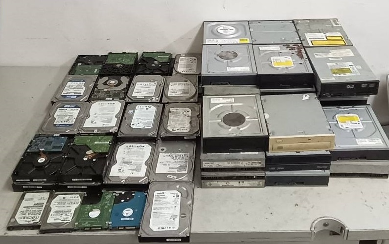 台北230616一位在做電腦工作室的客人載光碟機 硬碟來店裡回收.jpg