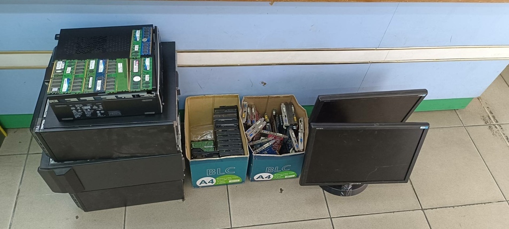 中原230716一位客人載桃園某國小的主機 螢幕 記憶體 硬碟 顯卡來回收.jpg