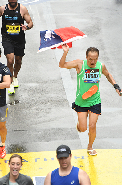 身穿ㄚ拖,讓國旗飄揚-記2023波士頓馬拉松 身穿ㄚ拖,讓國旗飄揚-記2023波士頓馬拉松