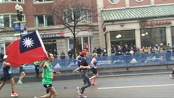 身穿ㄚ拖,讓國旗飄揚-記2023波士頓馬拉松 身穿ㄚ拖,讓國旗飄揚-記2023波士頓馬拉松