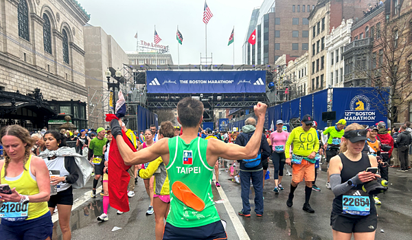 身穿ㄚ拖,讓國旗飄揚-記2023波士頓馬拉松 身穿ㄚ拖,讓國旗飄揚-記2023波士頓馬拉松