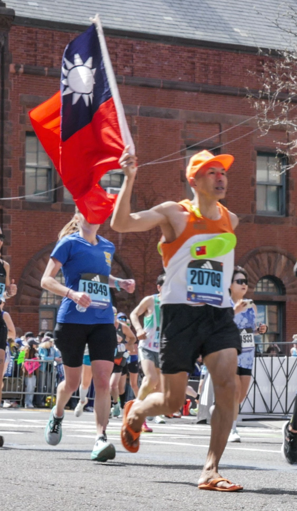 身穿ㄚ拖 讓國旗再次飄揚---記2025波士頓馬拉松 身穿ㄚ拖 讓國旗再次飄揚---記2025波士頓馬拉松