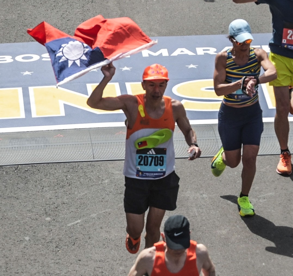 身穿ㄚ拖 讓國旗再次飄揚---記2025波士頓馬拉松 身穿ㄚ拖 讓國旗再次飄揚---記2025波士頓馬拉松