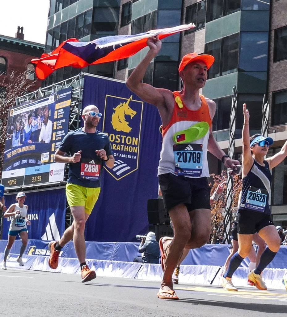 身穿ㄚ拖 讓國旗再次飄揚---記2025波士頓馬拉松 身穿ㄚ拖 讓國旗再次飄揚---記2025波士頓馬拉松