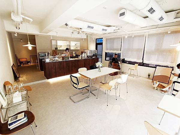 桃園中壢,高鐵附近,NUEVE STUDIO,落地窗,文青咖啡廳,司康,巴斯克蛋糕,桃園,中壢,咖啡