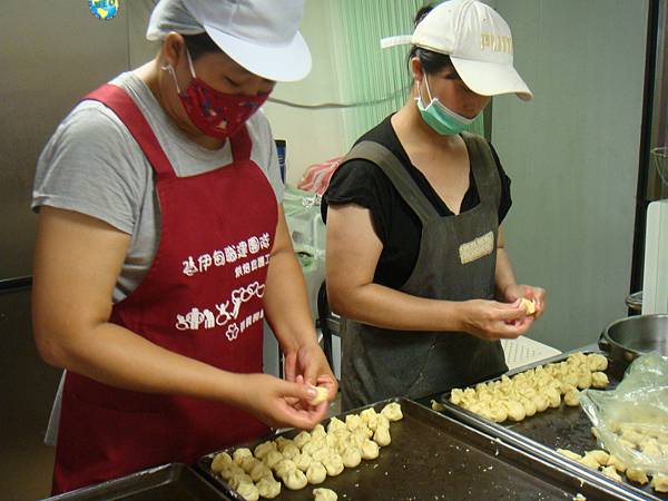 這是油皮包油酥(製作蛋黃酥的外皮)