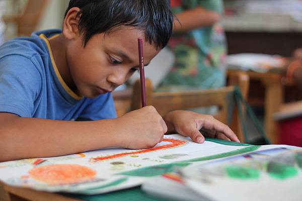 原本調皮搗蛋的孩子，拿起畫筆臉上的神情卻是那樣專注而且用心。(台東桃源國小)