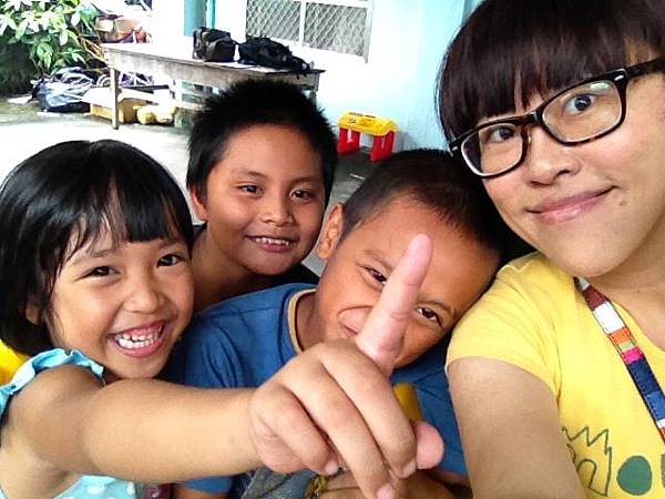 來自花蓮的雅錦老師這兩個多月來，在放假時間親自到台東布農部落來教孩子畫畫，透過引導想像，讓孩子盡情創作，畫出屬於自己的部落故事。